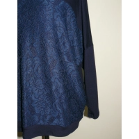 Elegancka bluzka zdobiona kwiatową koronką - granatowa